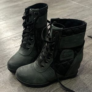 Sorel Women's Dark Green and Black Lace-Up Boots